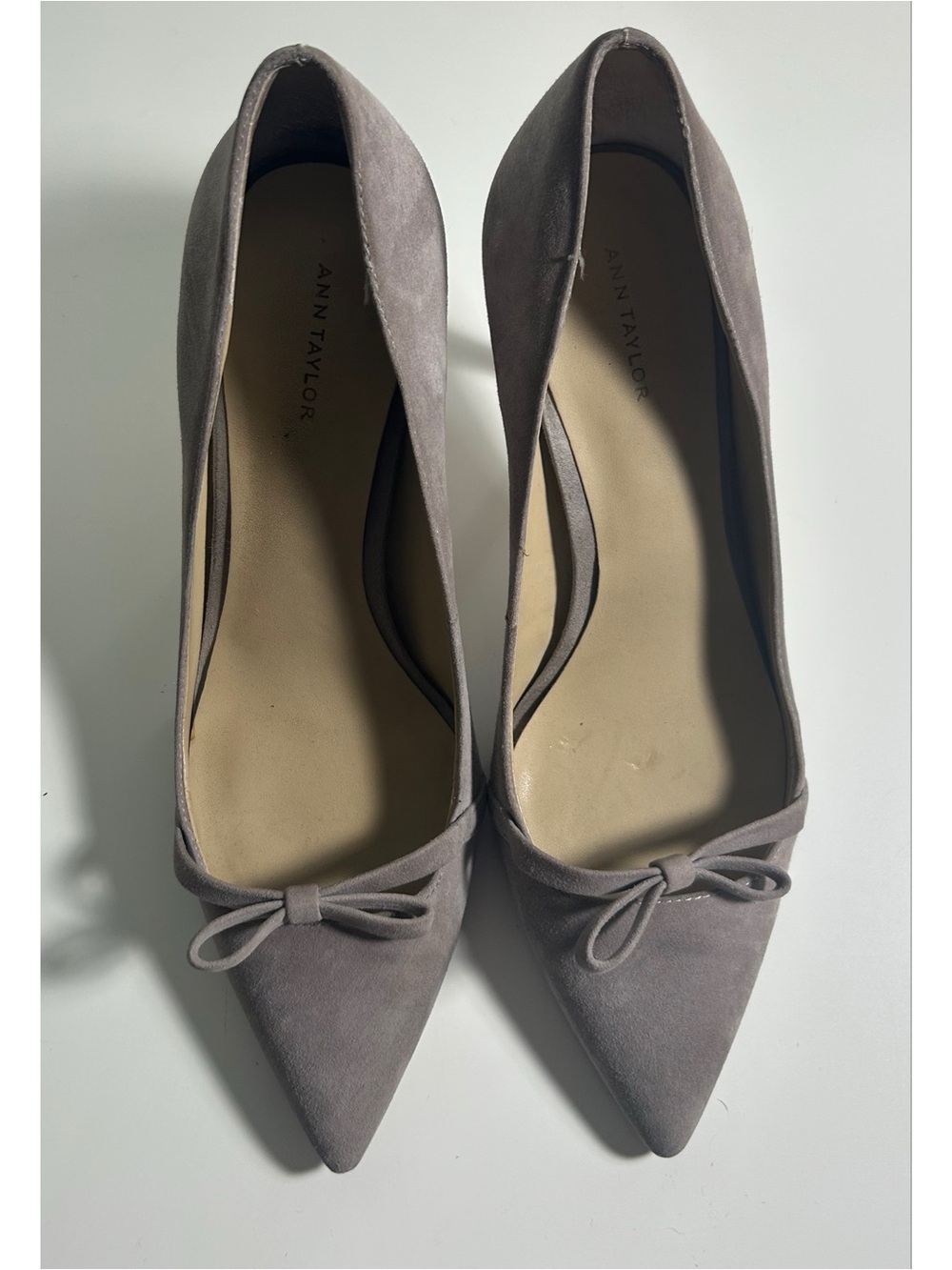 Ann Taylor Women’s Sz 8 Suede Pointed-Toe Pumps Gray Bow Business Classic